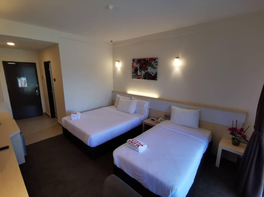 Serdang Lake View Resort Sungai Kechil Extérieur photo