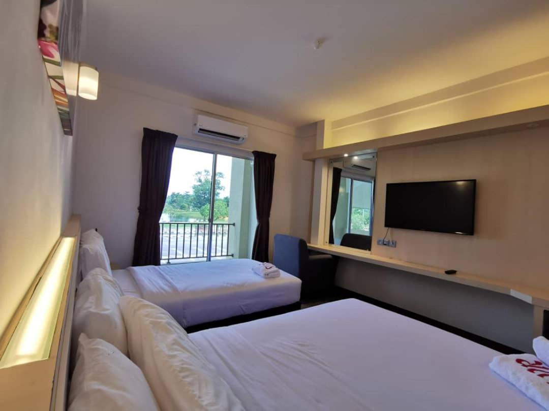 Serdang Lake View Resort Sungai Kechil Extérieur photo