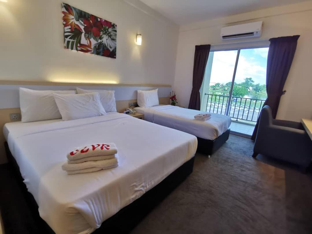 Serdang Lake View Resort Sungai Kechil Extérieur photo